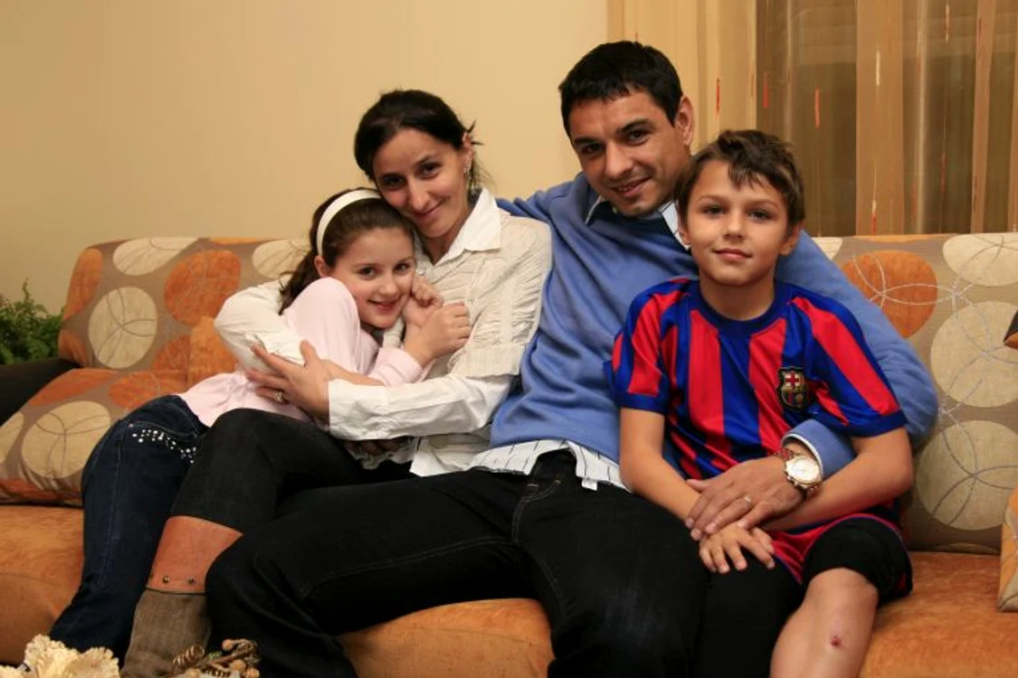 Familia Ganea în 2007, cand copiii aveau 8, respectiv 11 ani