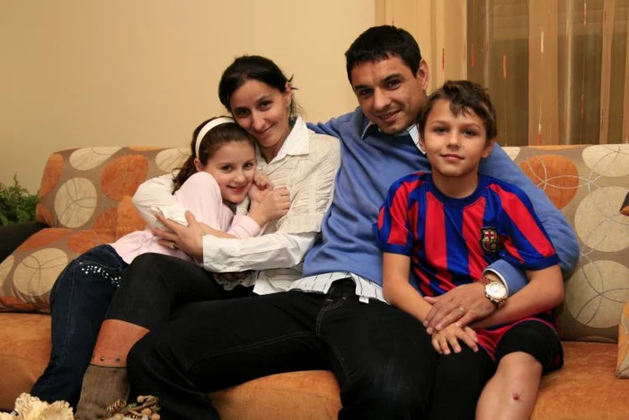 Familia Ganea în 2007, cand copiii aveau 8, respectiv 11 ani