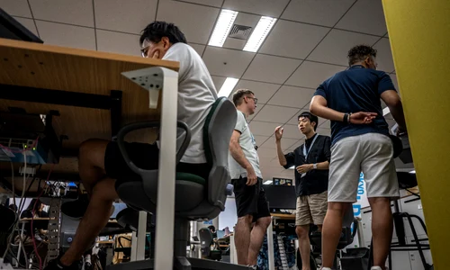 Oficiali guvernamentali îmbrăcați în ținute lejere, inclusiv pantaloni scurți, în biroul clădirii Guvernului din Tokyo FOTO AFP