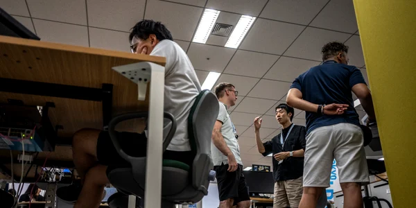 Oficiali guvernamentali îmbrăcați în ținute lejere, inclusiv pantaloni scurți, în biroul clădirii Guvernului din Tokyo FOTO AFP