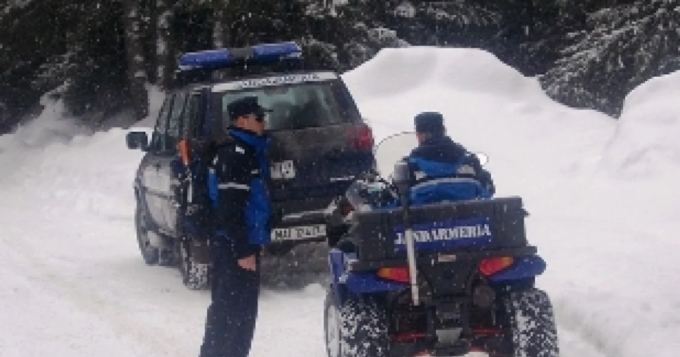 Turiştii s-au aventurat pe Transalpina, sosea inchisă în timpul iernii. Foto arhivă
