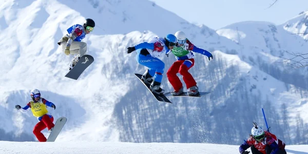 Sportivi concureaza in semifinala feminina de snowboard la Jocurile Olimpice de Iarna de la Soci 2014 in statiunea Rosa Khutor FOTO Reuters