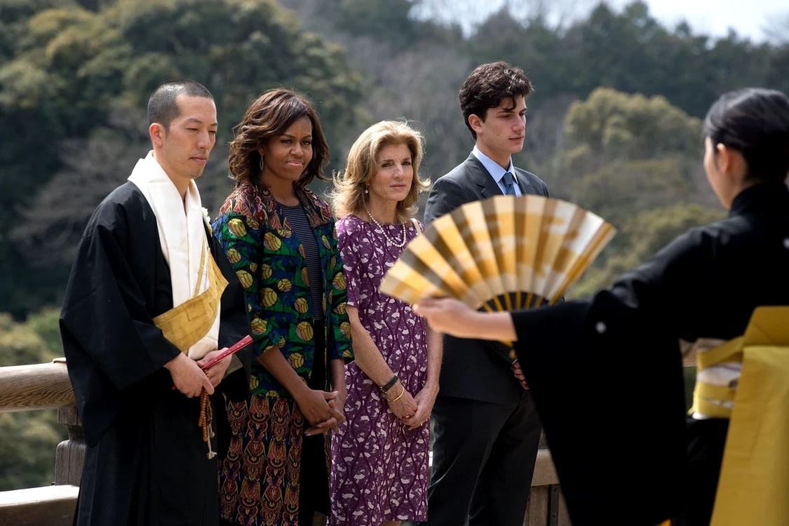 13 jack kennedy nepotul lui john f kennedy cu michelle obama si caroline kennedy in japonia 1 jpg jpeg