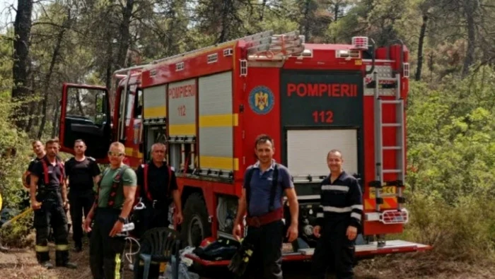 Pompierii români au lucrat zilnic în două ture de câte şase ore la temperaturi care au atins şi 60 de grade Celsius la soare FOTO  IGSU