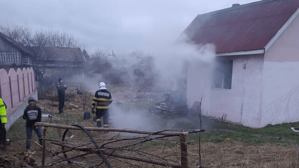 Un bărbat beat din Bacău a dat foc casei construite de voluntari din donații. Primarul: „Altă casă nu va mai vedea!”