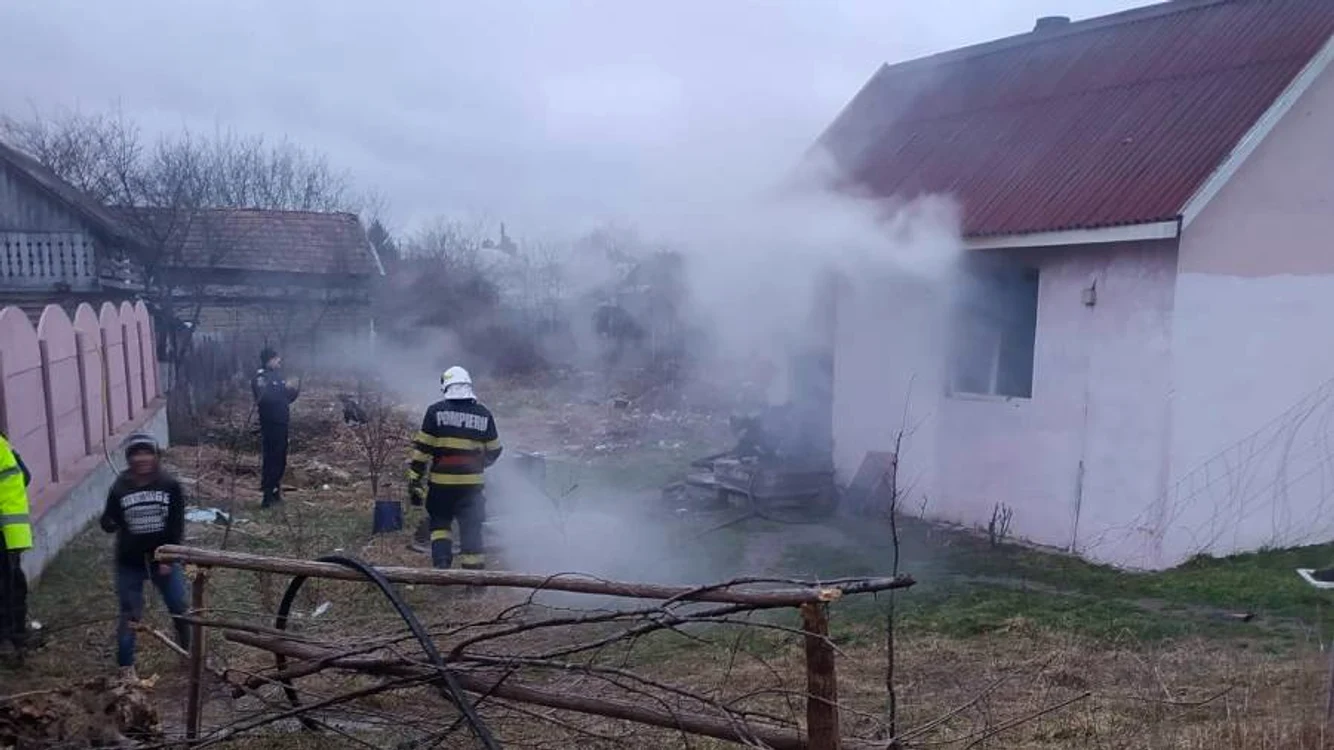 Casa construită din donații și incendiată de proprietar FOTO Silviu Tinei