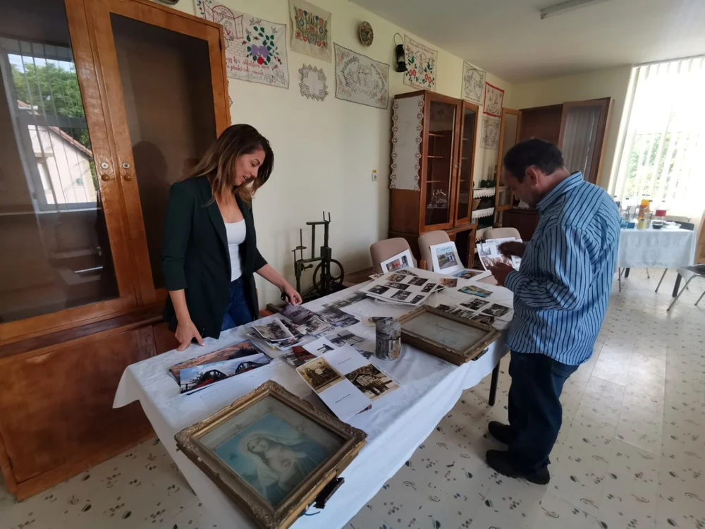 Primarul Silvia Fechete şi sculptorul Geza Molnar lucrează la amenajarea muzeului FOTO Ş.Both