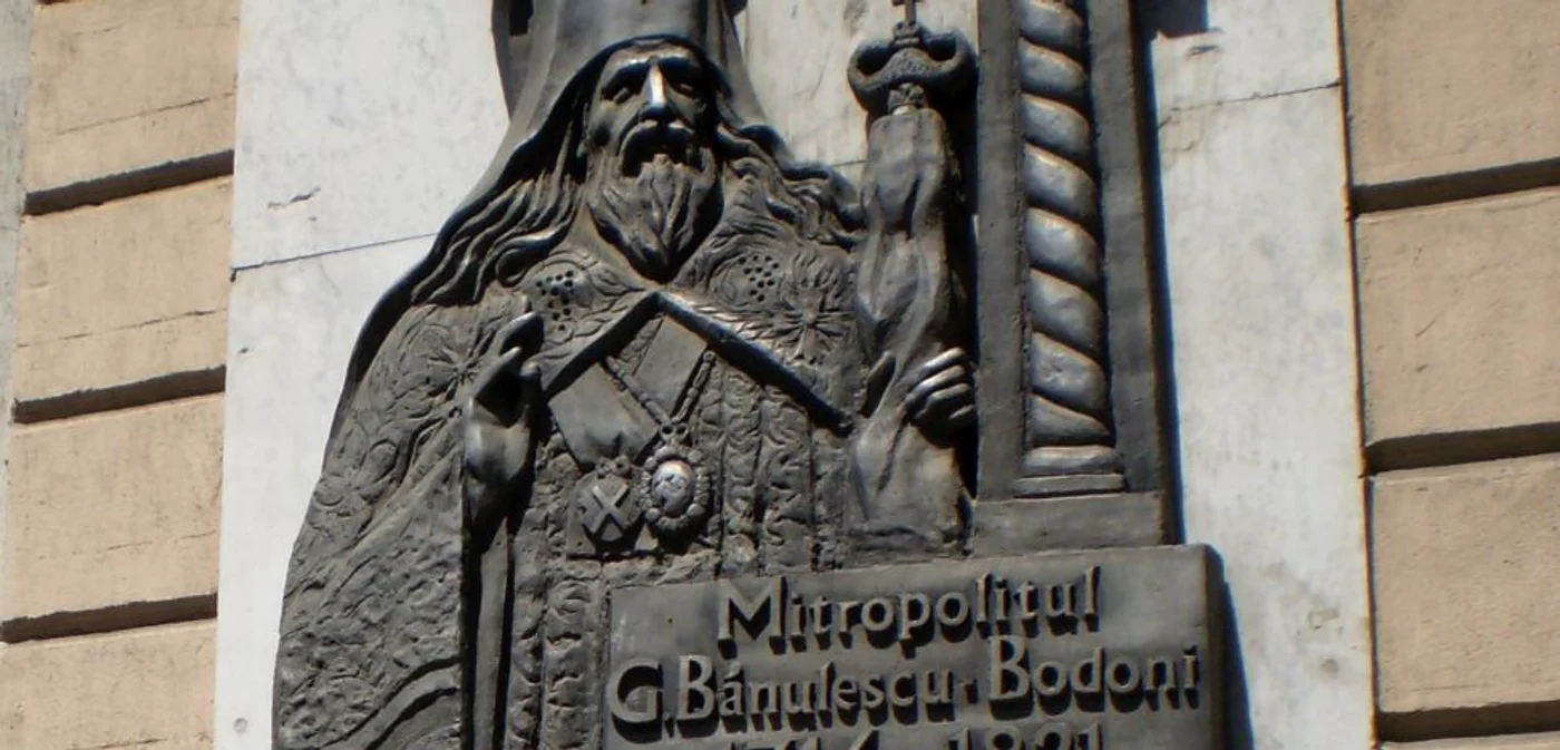 Basorelieful Mitropolitului Gavriil Bănulescu-Bodoni de pe strada ce-i poartă numele din Chişinău