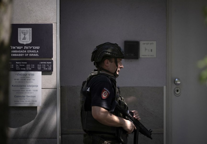 Minor ucis în fața Ambasadei Israelului din Serbia, după ce a atacat un polițist cu două cuțite. Nivelul alertei teroriste, ridicat la maximum