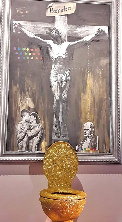 În faţa tabloului au pus un WC aurit