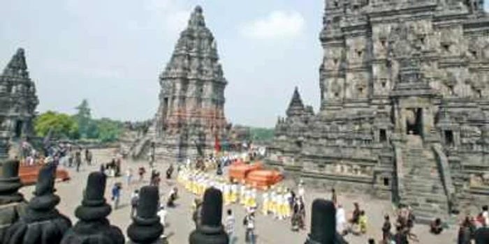 Turiştii sunt fascinaţi de procesiunile religioase din templele hinduse