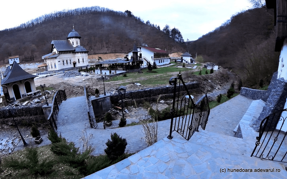 Schitul înființat în sălbăticie, lângă Hunedoara, noua atracție turistică din Ținutul Pădurenilor VIDEO