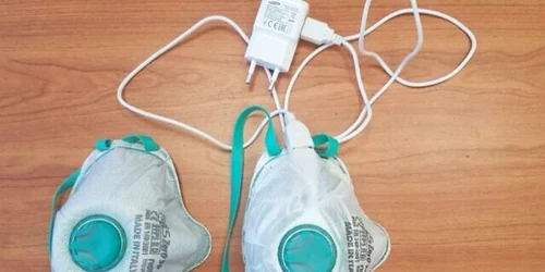 Masca de protectie conectata la un incarcator de telefon mobil FOTO Technion