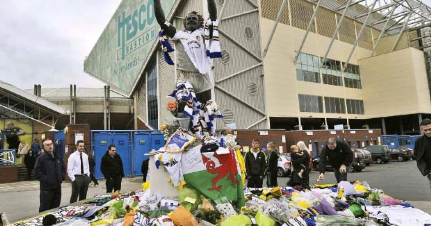 În faţa stadionului din Leeds, fanii au depus coroane de flori în memoria lui Gary Speed 