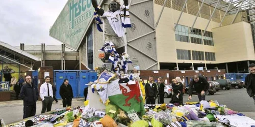 În faţa stadionului din Leeds, fanii au depus coroane de flori în memoria lui Gary Speed 