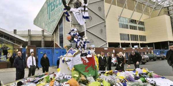 În faţa stadionului din Leeds, fanii au depus coroane de flori în memoria lui Gary Speed
