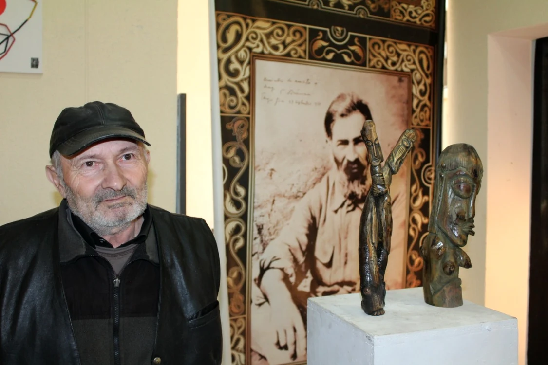 Amos Moruşcă susţine că a realizat peste 2000 de lucrări din lemn