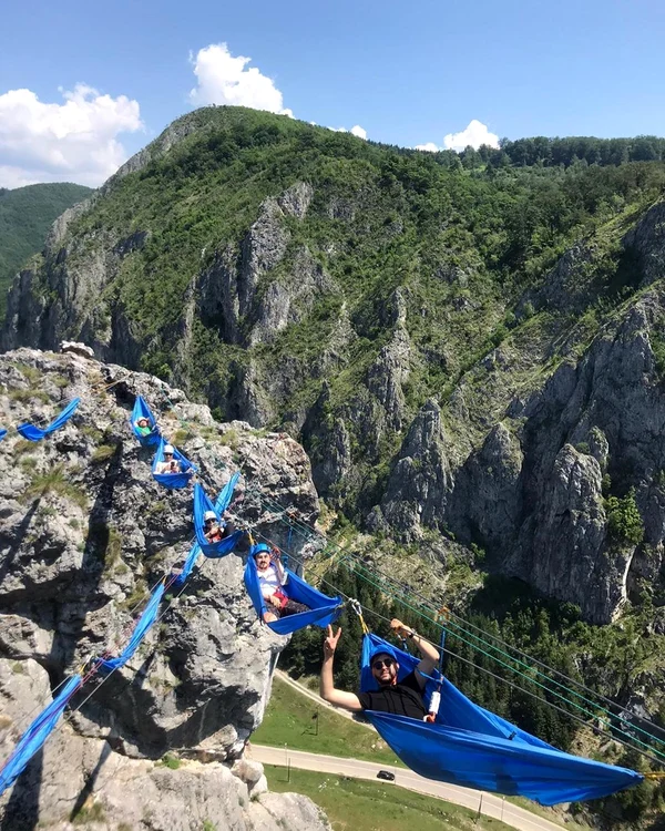 hamace suspendate intre stanci jpg jpeg