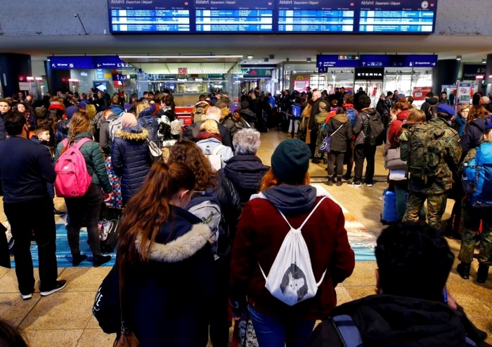 Oamenii aşteaptă în gara principală din Köln după ce trenurile au fost anulate din cauza furtunii Sabine. 9 februarie 2020. FOTO Reuters / Thilo Schmuelgen.