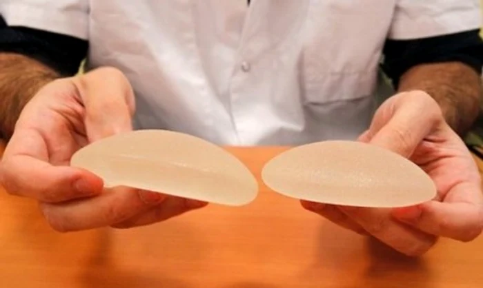 Acestea sunt silicoanele implantate Vicăi Blochina