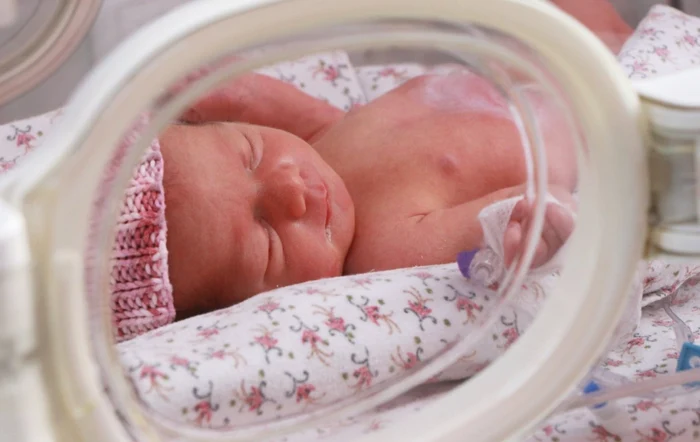 Medicul și-ar fi făcut un obicei din a-i trata astfel pe copiii născuți prematur.