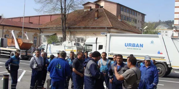 Gunoierii de la Urban, protestat spontan in fata Primariei Ramnicului