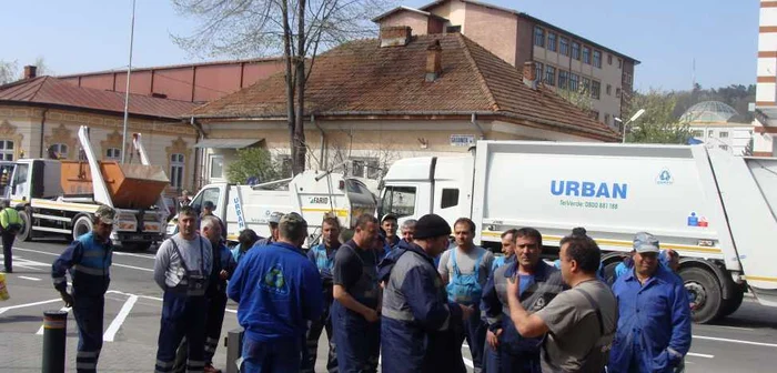 Gunoierii de la Urban, protestat spontan in fata Primariei Ramnicului