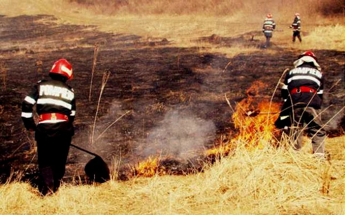 Misiune de stingere a unui incendiu de vegetaţie. FOTO: ISU Hunedoara.