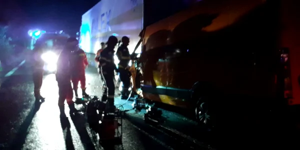 Accident mortal pe Valea Oltului la Brezoi - o dubă a intrat într-un TIR oprit din cauza aluviunilor de pe şosea Imagini ISU Vâlcea