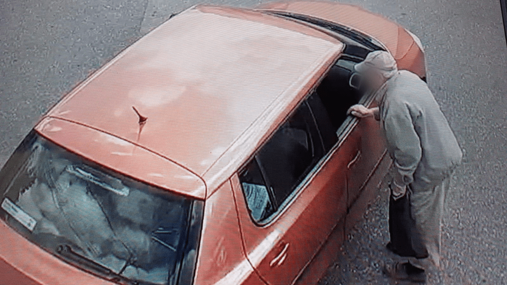 Un octogenar vigilent a dat în vileag afacerea unor escroci. A sunat la poliție și a cerut „filaj”
