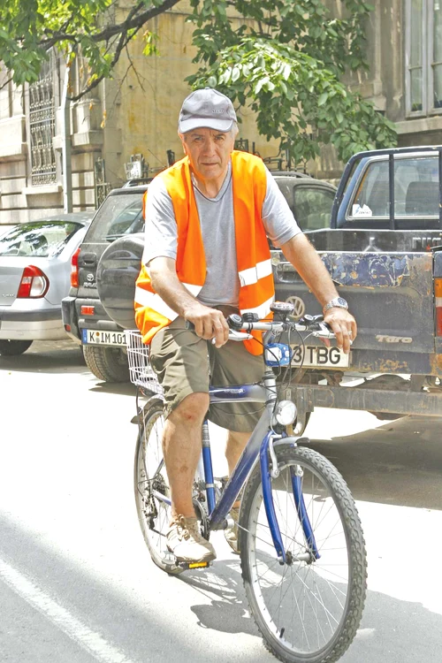 2008. Cântăreţul arăta bine și mergea zilnic pe bicicletă