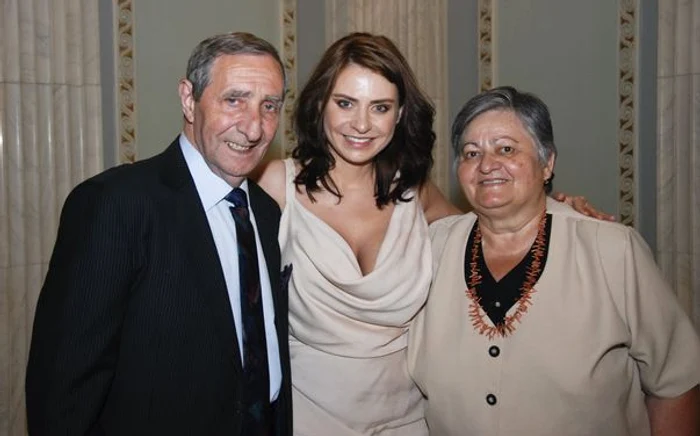 Adina Buzatu alături de părinții săi