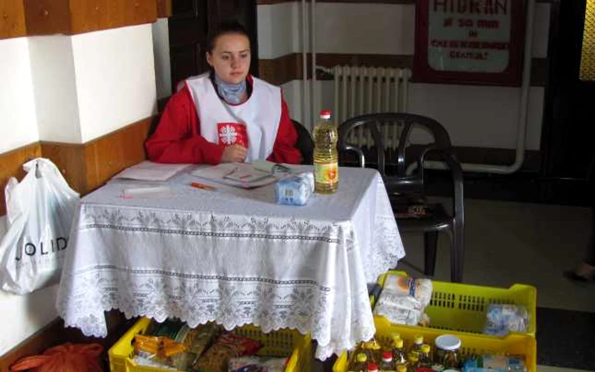 Voluntari au colectat alimente