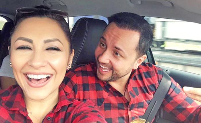 
    Andra și Cătălin sunt mândri nevoie de mare de ținutele  lor trase la indigo  