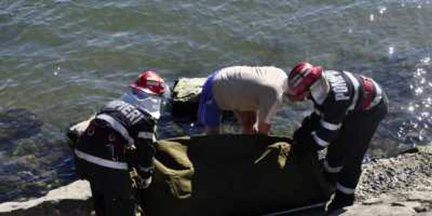 cadavrul a fost văzut plutind pe luciul apei