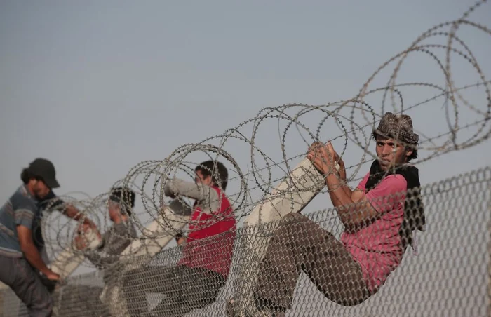 Gard de sârmă ghimpată la graniţa Turciei cu Siria Foto AFP