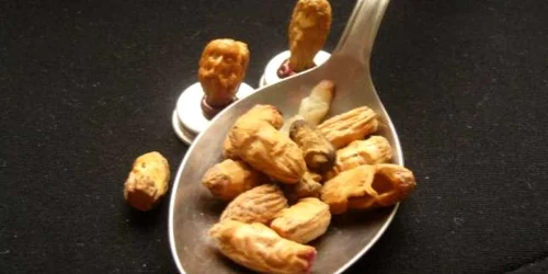 Artistul are deja peste 1000 de sculpturi miniaturale