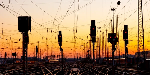 semnalizare feroviara linii cale ferata infrastructura apus foto shutterstock