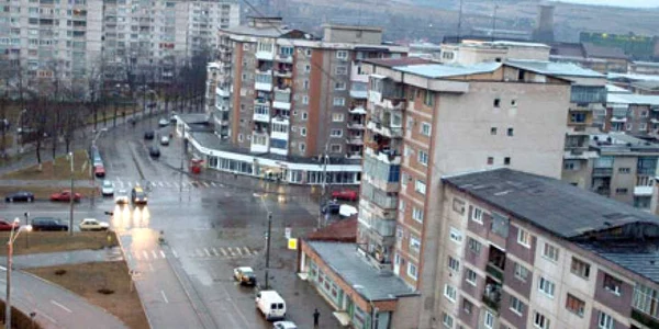 Zeci de locuinţe din blocurile comuniste ale Hunedoarei sunt scoase la mezat la preţuri derizorii