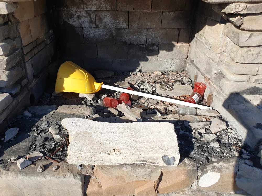 Resturi de lumânări de la altarul închinat victimelor incendiului de la Ferma Dacilor