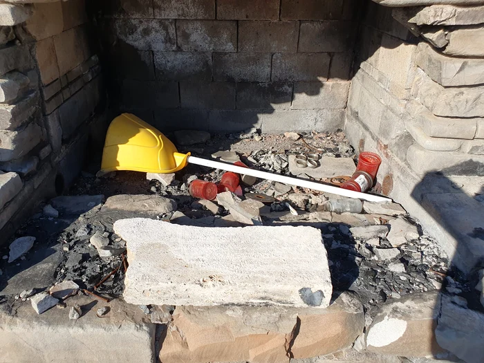 Resturi de lumânări de la altarul închinat victimelor incendiului de la Ferma Dacilor