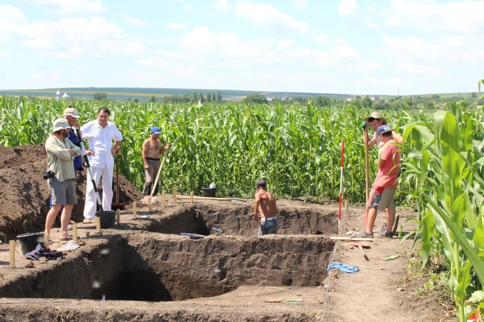 
    Arheologii români au găsit megastructura aproape de malul PrutuluiFoto: "Adevărul"  