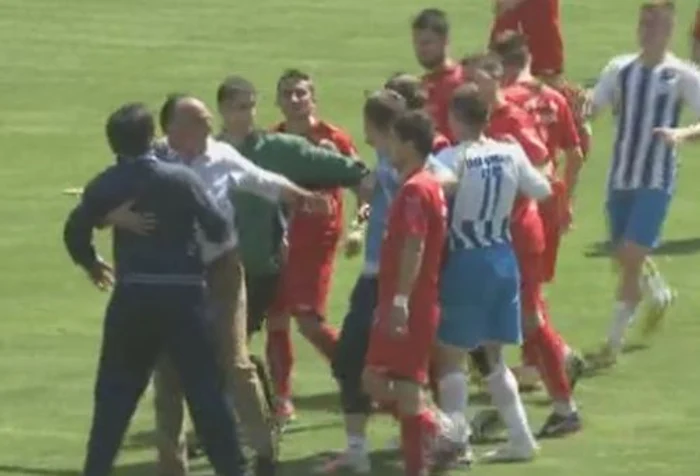 Marius Lăcătuş a sprintat spre fotbalistul advers cu gândul să-l înveţe minte. (captură Dolce Sport)