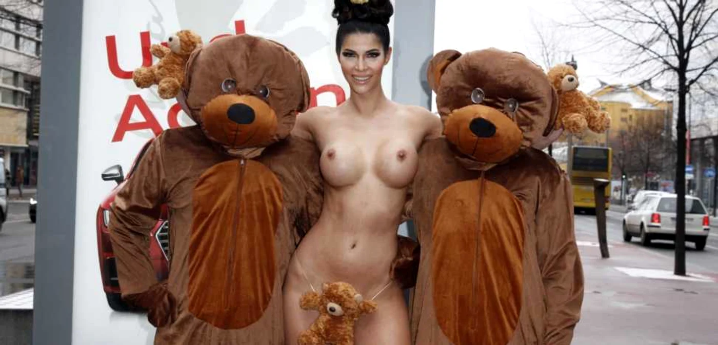Modelul german Micaela Schäfer a surprins şi anul acesta, când a decis să întâmpine Festivalul de Film de la Berlin "îmbrăcată" doar cu un ursuleţ de pluş        FOTO: HEPTA