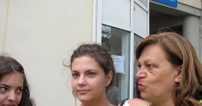 De la stânga la dreapta: Tabita Alina Popa, Ioana Bechet şi profesoara lor, Monica Columban FOTO: Florina Pop