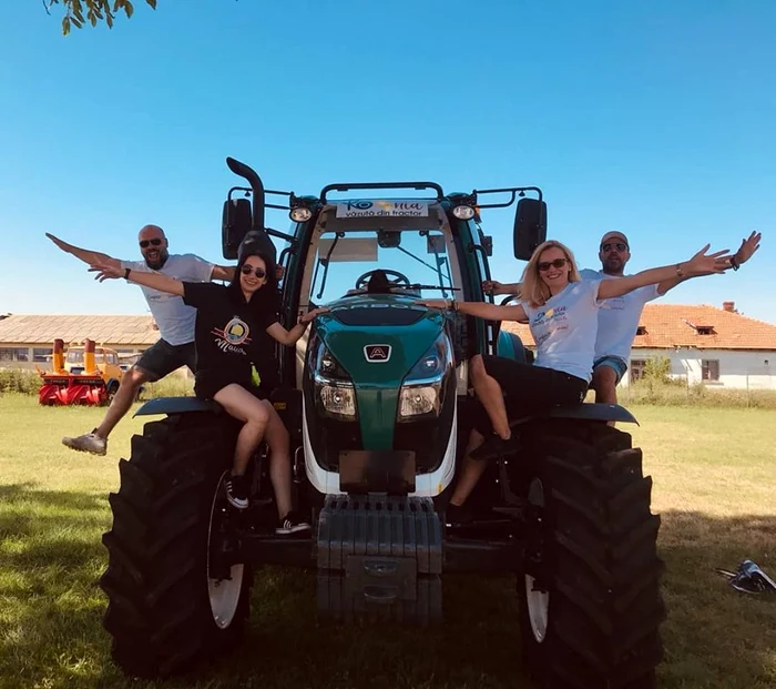 Oamenii se miră de tractorul condus de Patricia