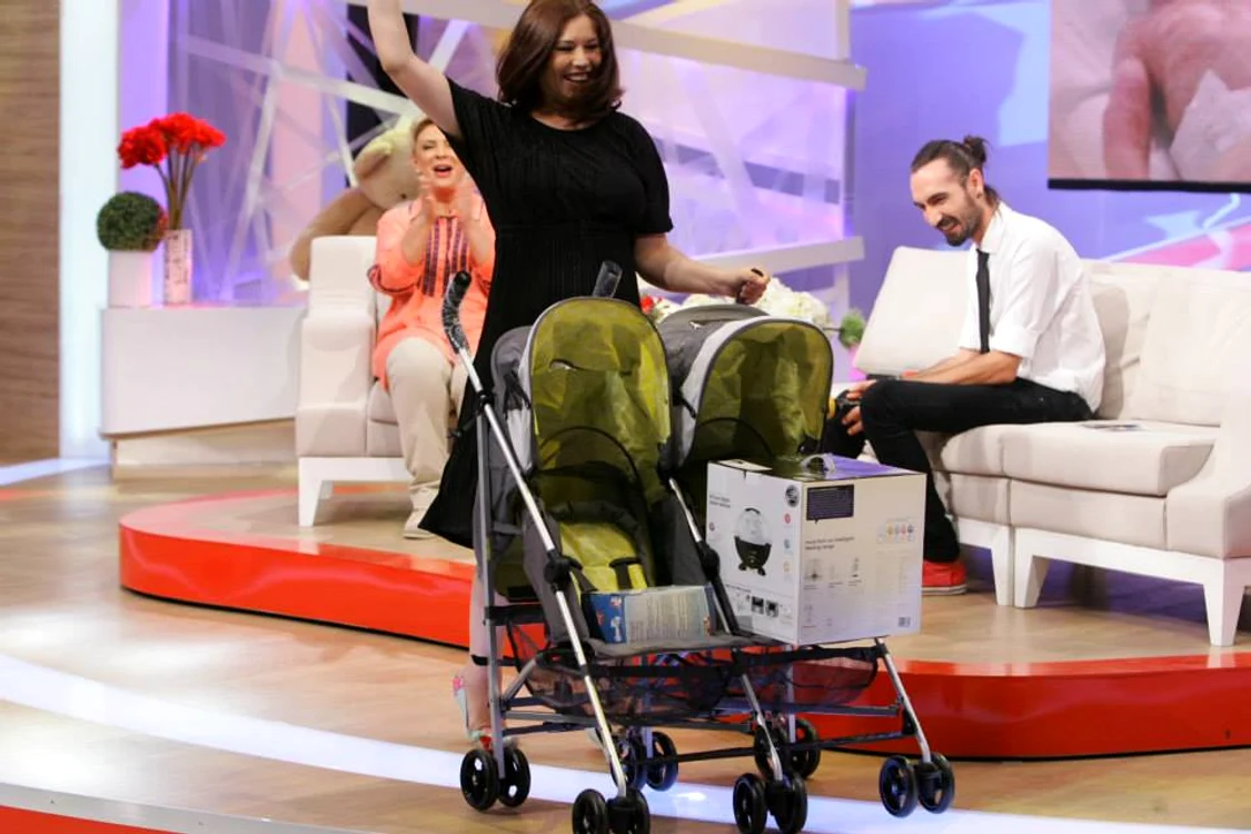 Cristina a fost foarte încântată de cadoul primit (foto: Facebook)