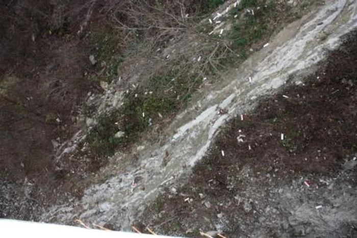 Ţigările au fost aruncate pe Viaductul Slătinicul Mare
