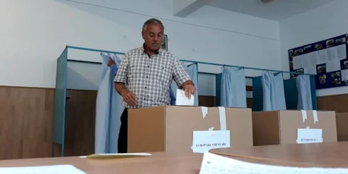 Secţie vot Drăgăşani - Vâlcea Foto Adevărul