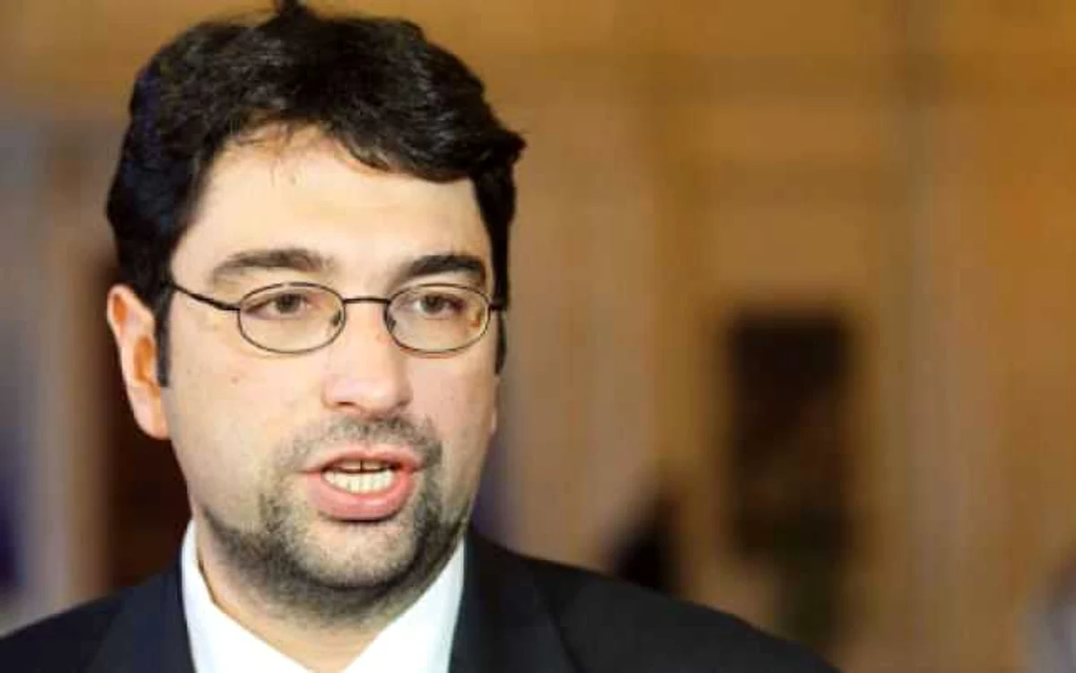 Sever Voinescu a fost secretarul general al Ministerul Afacerilor Externe, între 1998 şi 2000.